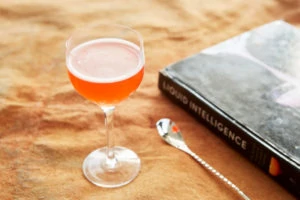 Bespoke Events Cocktail fra Copenhagen Cocktail academy der er serveret med barske og en bog om liquid intelligence